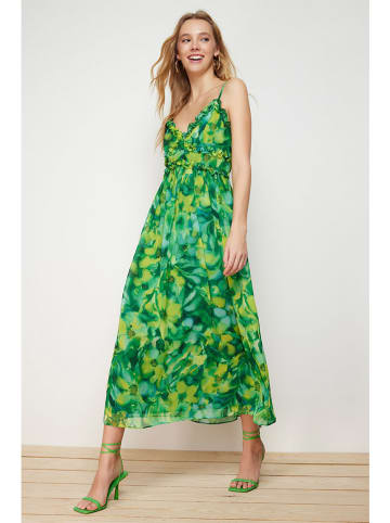 trendyol Kleid in Grün