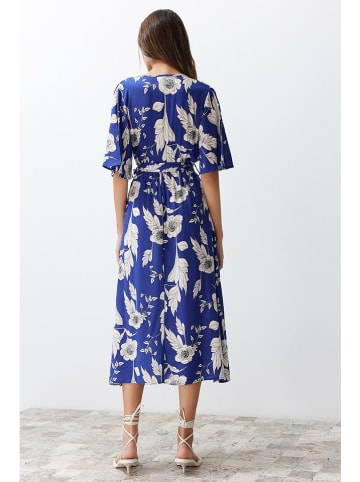 trendyol Jurk blauw/wit