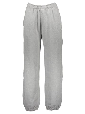 Nike Sweathose in Grau