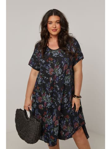 Curvy Lady Kleid in Schwarz