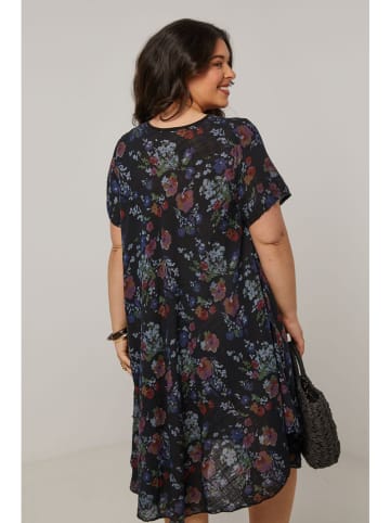 Curvy Lady Kleid in Schwarz
