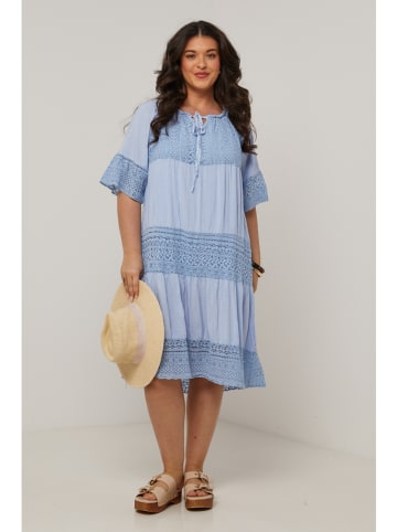 Curvy Lady Kleid in Hellblau