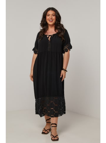 Curvy Lady Kleid in Schwarz