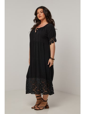 Curvy Lady Kleid in Schwarz