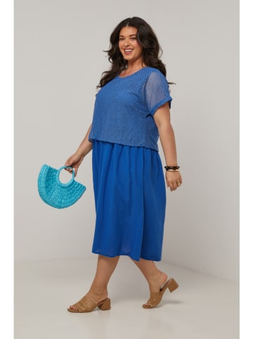 Curvy Lady Sukienka w kolorze niebieskim