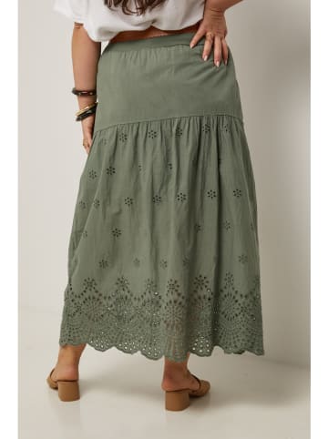 Curvy Lady Rock in Khaki