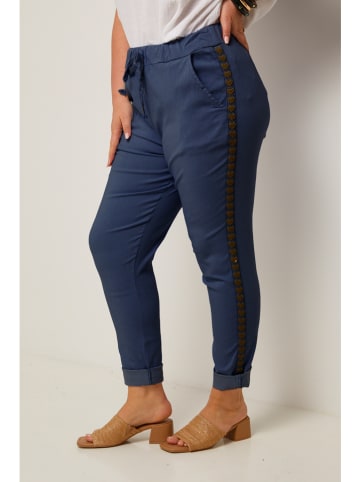 Curvy Lady Spodnie w kolorze granatowym