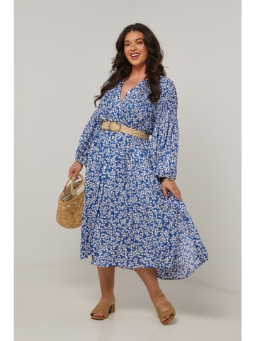 Curvy Lady Sukienka w kolorze niebieskim
