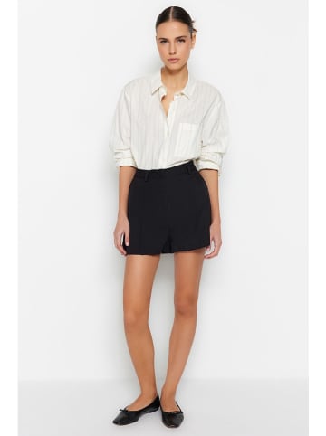 trendyol Shorts in Schwarz