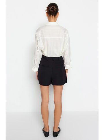 trendyol Shorts in Schwarz