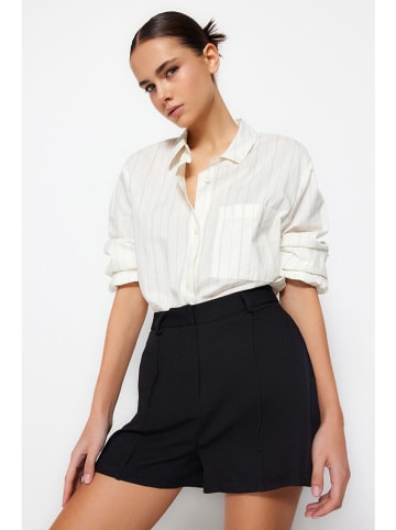 trendyol Shorts in Schwarz