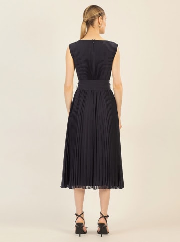 APART Plisseekleid in Dunkelblau