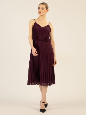 APART Plisseekleid in Aubergine