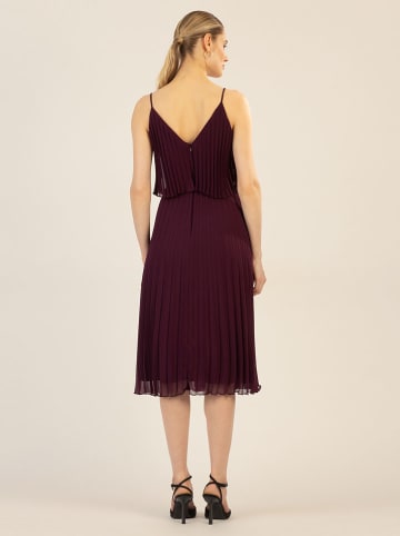 APART Plisseekleid in Aubergine