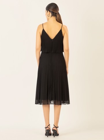 APART Plisseekleid in Schwarz