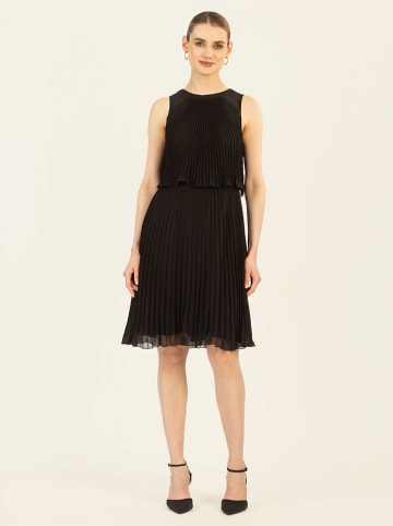 APART Plisseekleid in Schwarz