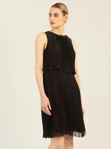 APART Plisseekleid in Schwarz