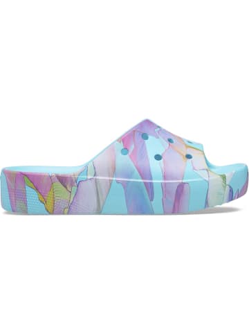 Crocs Klapki "Neptune" w kolorze błękitnym ze wzorem