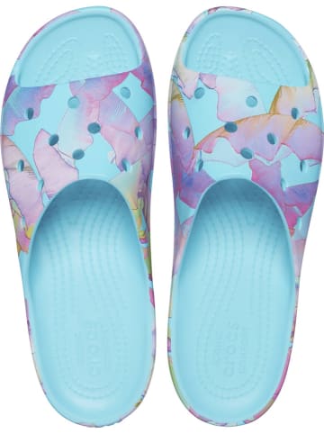 Crocs Klapki "Neptune" w kolorze błękitnym ze wzorem