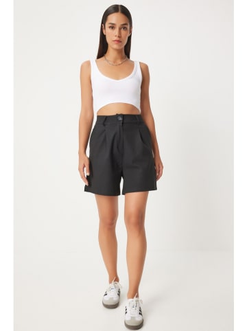 Happiness Istanbul Shorts in Schwarz