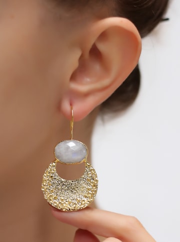 L'Atelier de Gaia Vergulde oorhangers met edelstenen