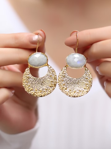 L'Atelier de Gaia Vergulde oorhangers met edelstenen