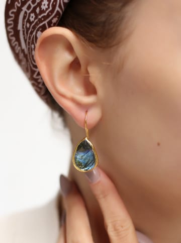 L'Atelier de Gaia Vergulde oorhangers met edelstenen
