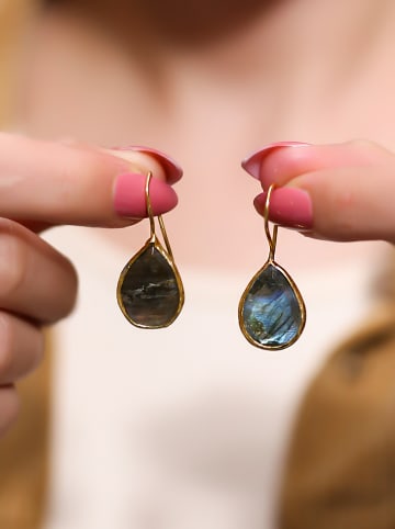 L'Atelier de Gaia Vergulde oorhangers met edelstenen