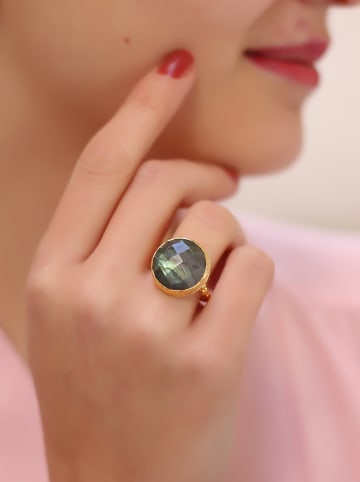 L'Atelier de Gaia Pozłacany pierścionek z labradorytem