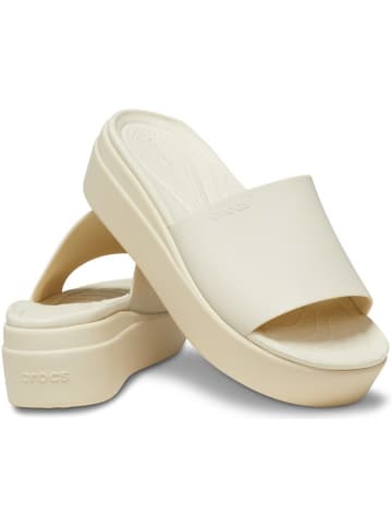 Crocs Klapki "Brooklyn" w kolorze kremowym