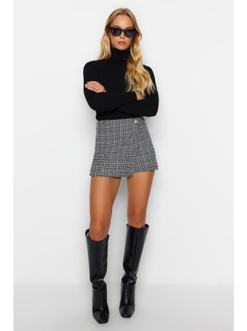 trendyol Shorts in Schwarz/ Weiß