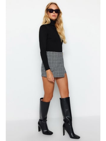 trendyol Shorts in Schwarz/ Weiß
