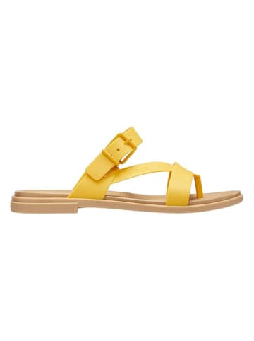 Crocs Teenslippers "Tulum Toe Post" geel