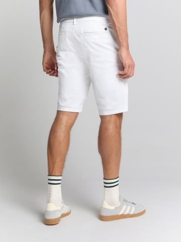 No Excess Shorts in Weiß