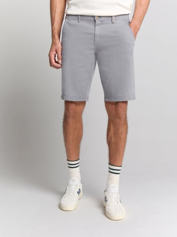No Excess Shorts in Grau