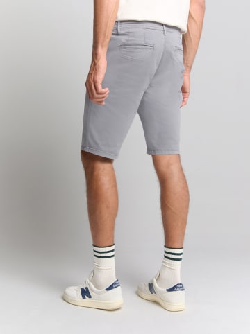 No Excess Shorts in Grau