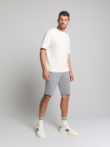 No Excess Shorts in Grau