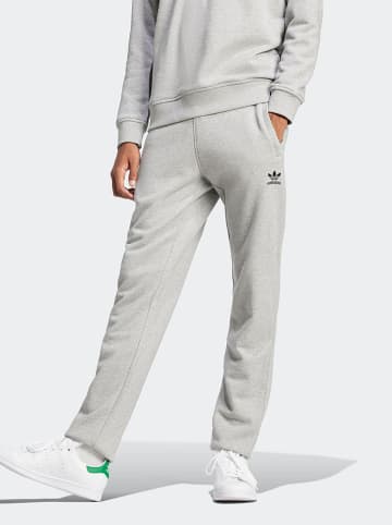 adidas Sweathose in Grau
