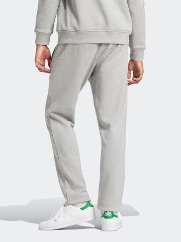 adidas Sweathose in Grau