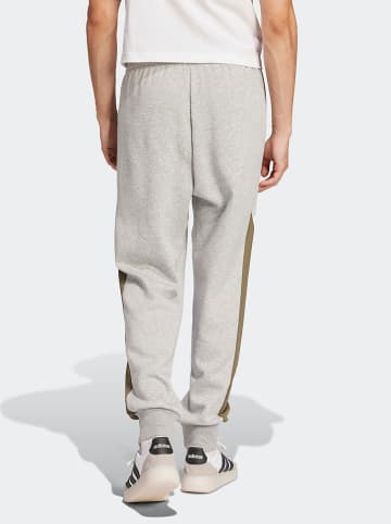 adidas Sweathose in Grau