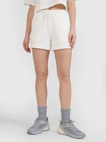 4F Shorts in Creme