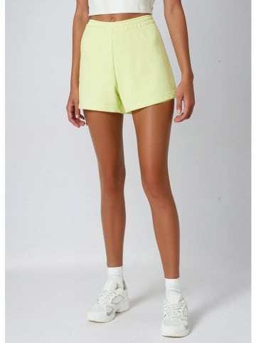 Weekday Sweatshorts in Gelb