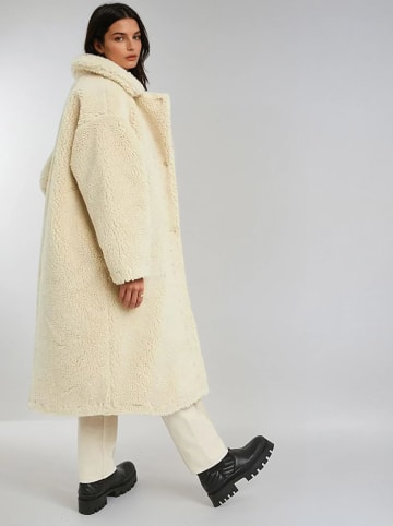 Monki Teddymantel in Creme