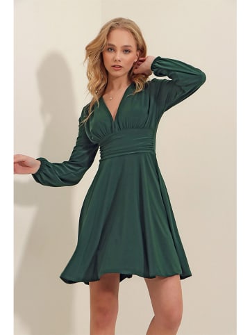 trendyol Kleid in Dunkelgrün
