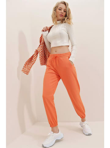 trendyol Sweathose in Orange