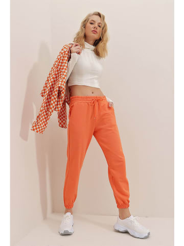 trendyol Sweathose in Orange