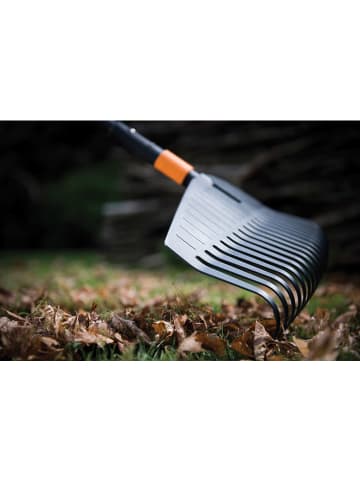 Fiskars Grabie "QuikFit" w kolorze czarnym do liści
