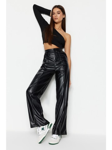 trendyol Kunstlederhose in Schwarz