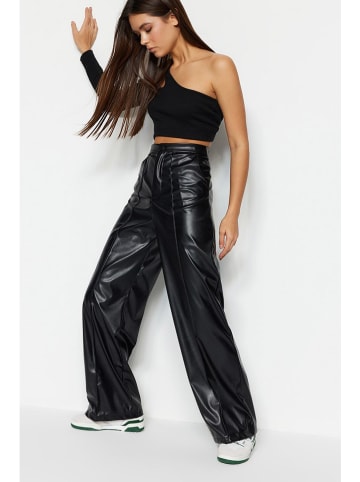 trendyol Kunstlederhose in Schwarz
