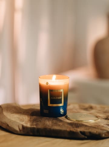 AVA & MAY Duftkerze "Oia Twilight" in Dunkelblau/ Orange - 180 g